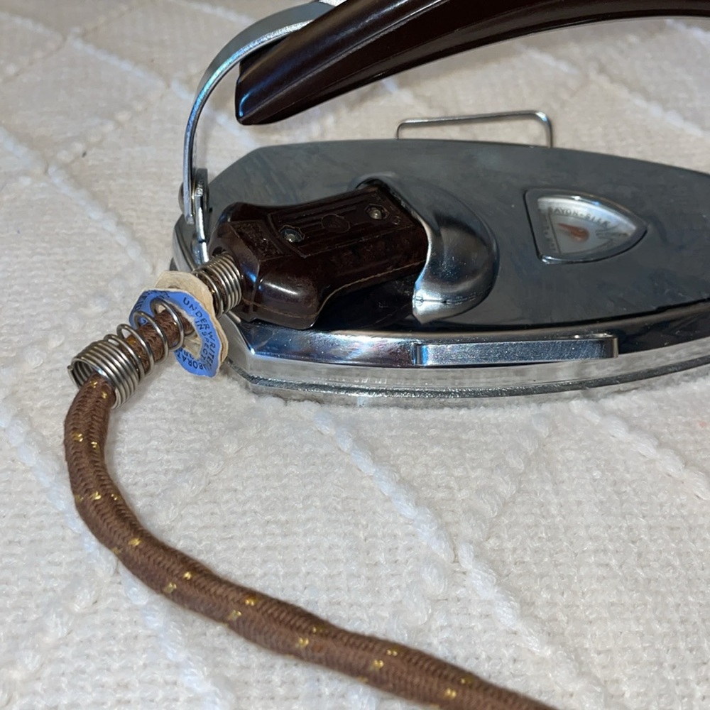 Vintage Knapp-Monarch “Gad-A-Bout” Travel Iron. - Picture 7 of 15